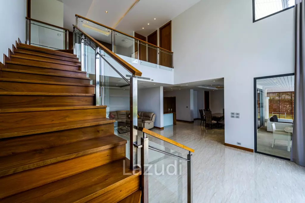 Black Mountain Golf Course: 5 Bedroom Luxury Mansion