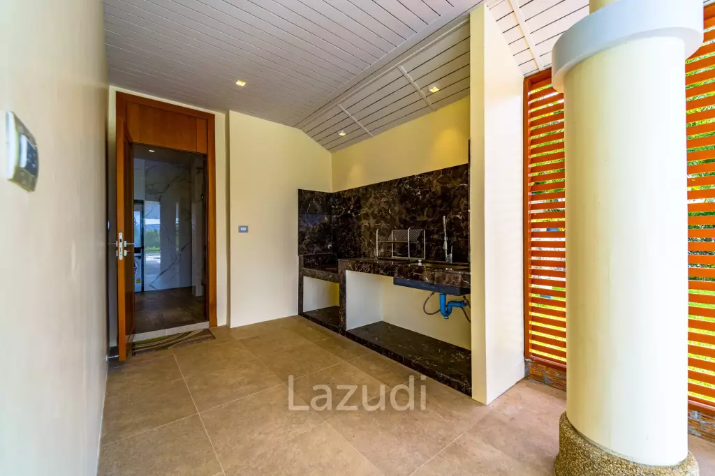 Black Mountain Golf Course: 5 Bedroom Luxury Mansion