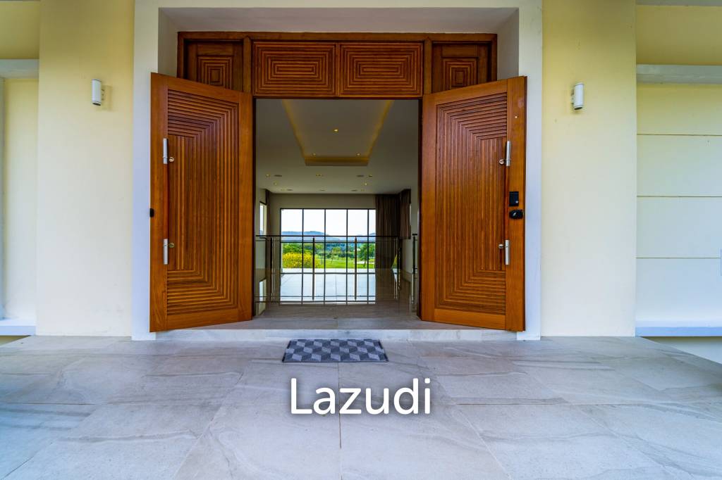 Black Mountain Golf Course: 5 Bedroom Luxury Mansion