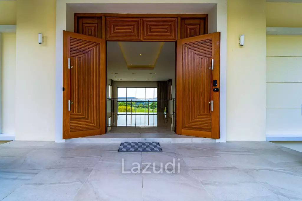 Black Mountain Golf Course: 5 Bedroom Luxury Mansion