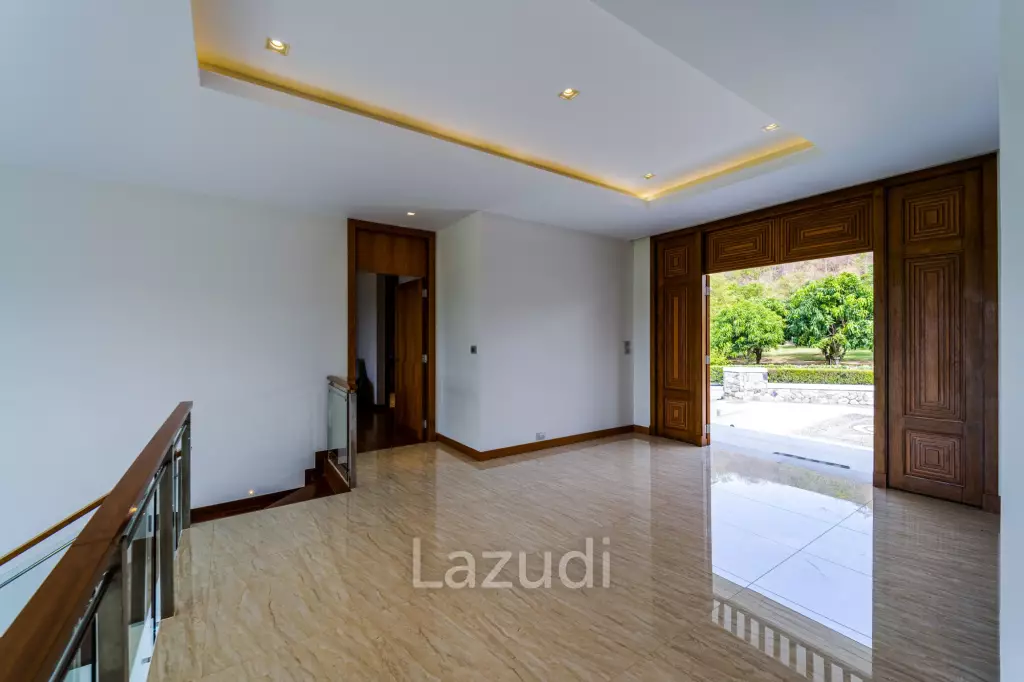 Black Mountain Golf Course: 5 Bedroom Luxury Mansion