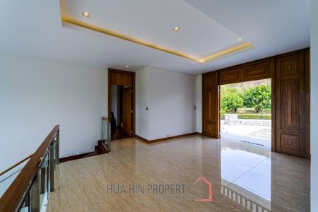 Black Mountain Golf Course : 5 Bedroom Luxury Mansion