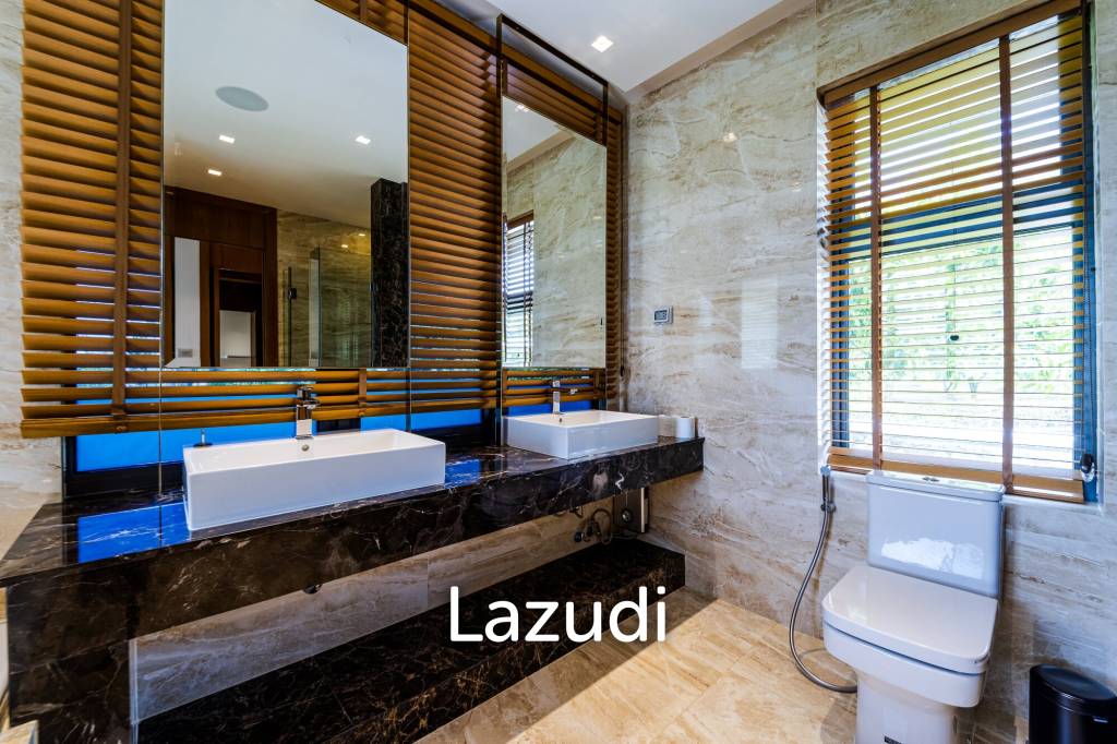 Black Mountain Golf Course: 5 Bedroom Luxury Mansion