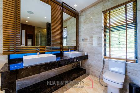 Black Mountain Golf Course : 5 Bedroom Luxury Mansion