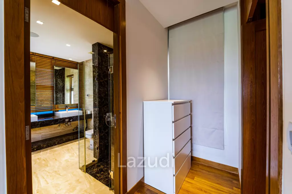 Black Mountain Golf Course: 5 Bedroom Luxury Mansion