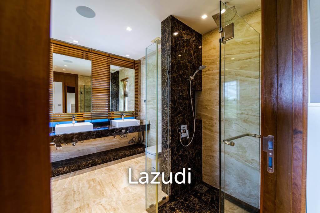 Black Mountain Golf Course: 5 Bedroom Luxury Mansion