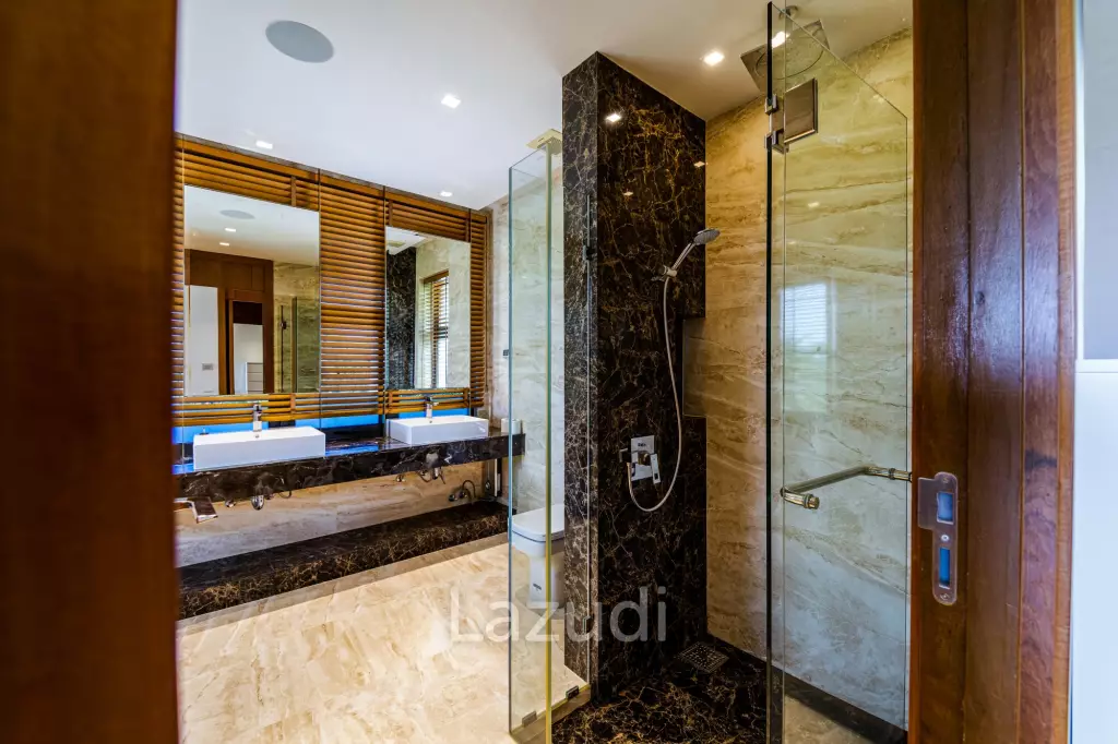 Black Mountain Golf Course: 5 Bedroom Luxury Mansion