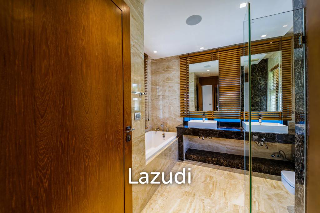 Black Mountain Golf Course: 5 Bedroom Luxury Mansion