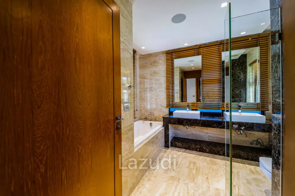 Black Mountain Golf Course: 5 Bedroom Luxury Mansion