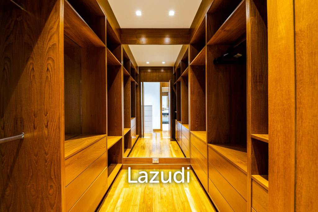 Black Mountain Golf Course: 5 Bedroom Luxury Mansion