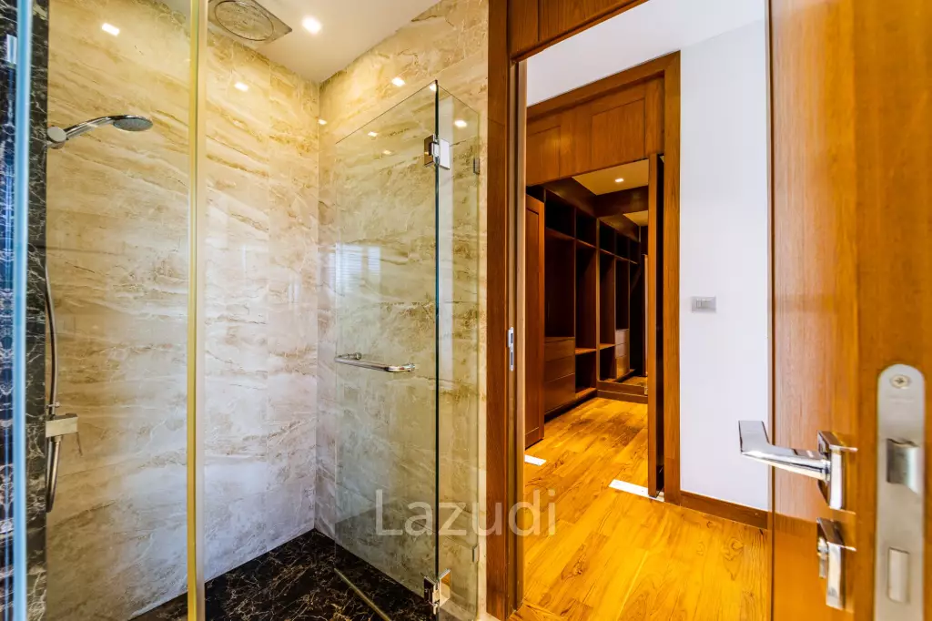 Black Mountain Golf Course: 5 Bedroom Luxury Mansion
