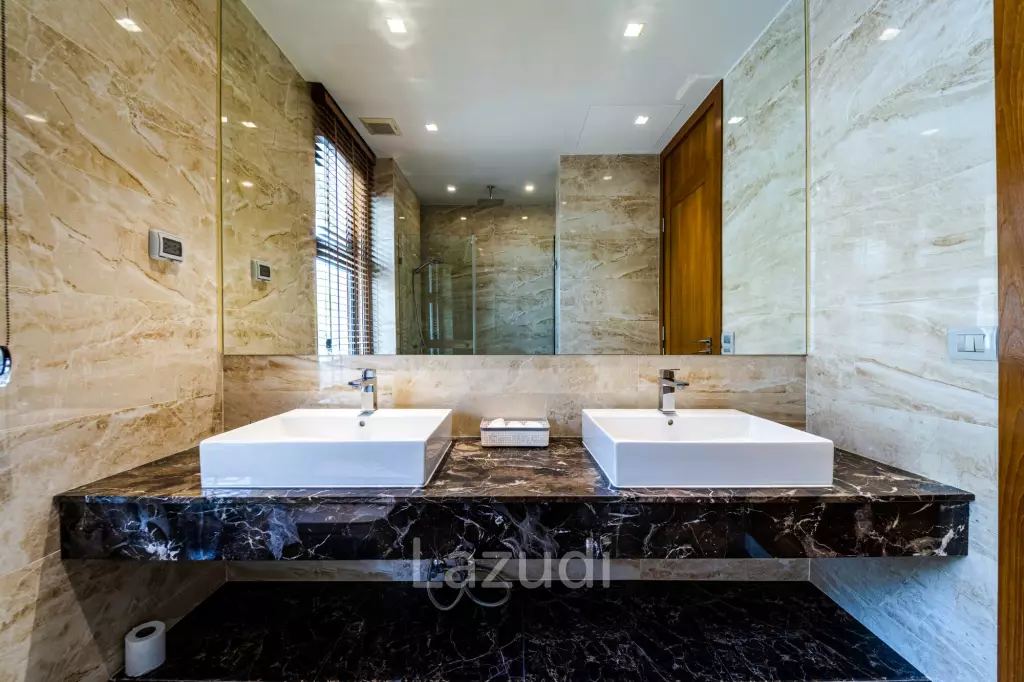 Black Mountain Golf Course: 5 Bedroom Luxury Mansion