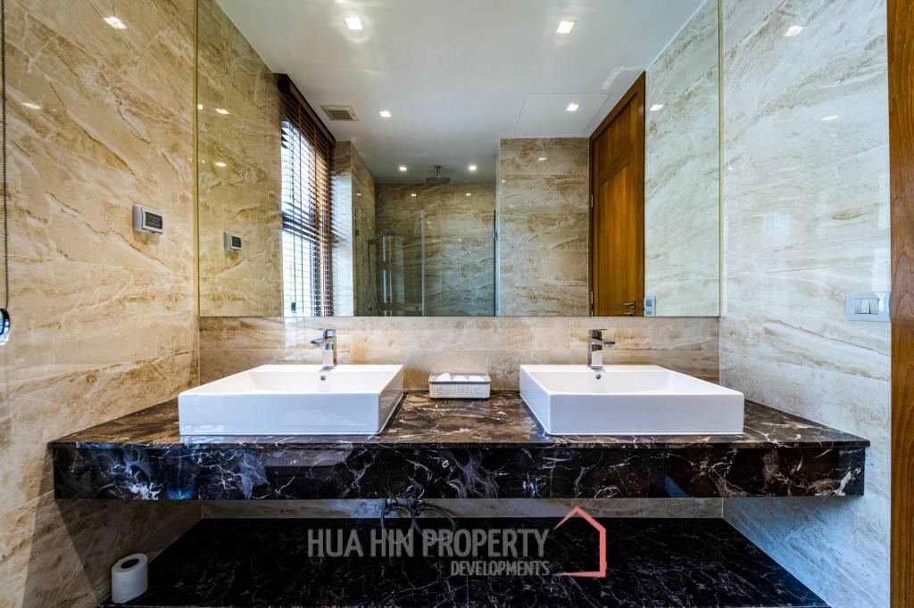 Black Mountain Golf Course : 5 Bedroom Luxury Mansion