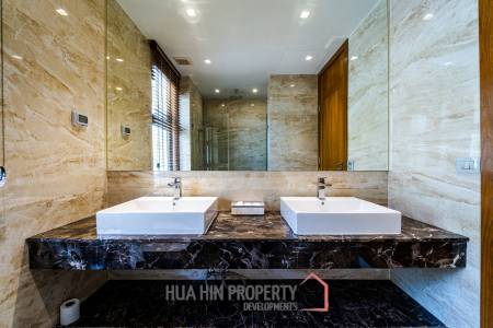 Black Mountain Golf Course : 5 Bedroom Luxury Mansion
