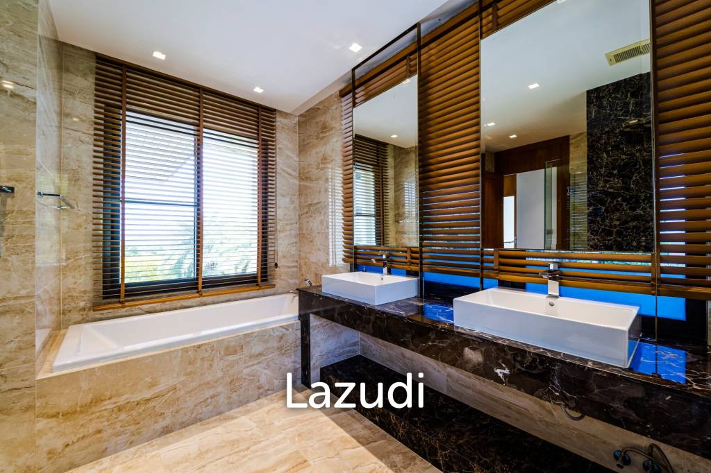 Black Mountain Golf Course: 5 Bedroom Luxury Mansion