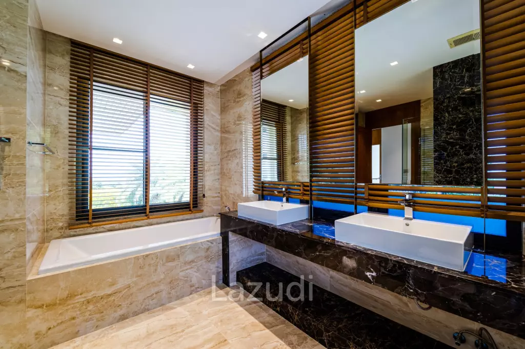 Black Mountain Golf Course: 5 Bedroom Luxury Mansion