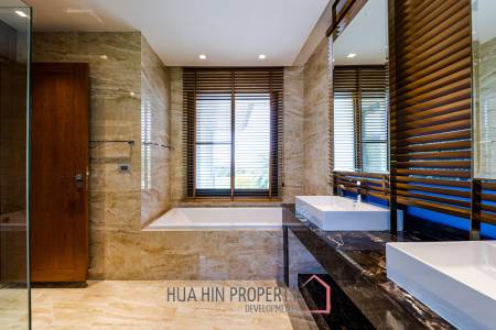 Black Mountain Golf Course : 5 Bedroom Luxury Mansion