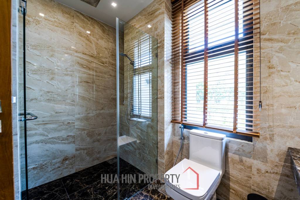 Black Mountain Golf Course : 5 Bedroom Luxury Mansion