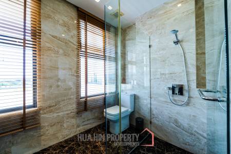 Black Mountain Golf Course : 5 Bedroom Luxury Mansion