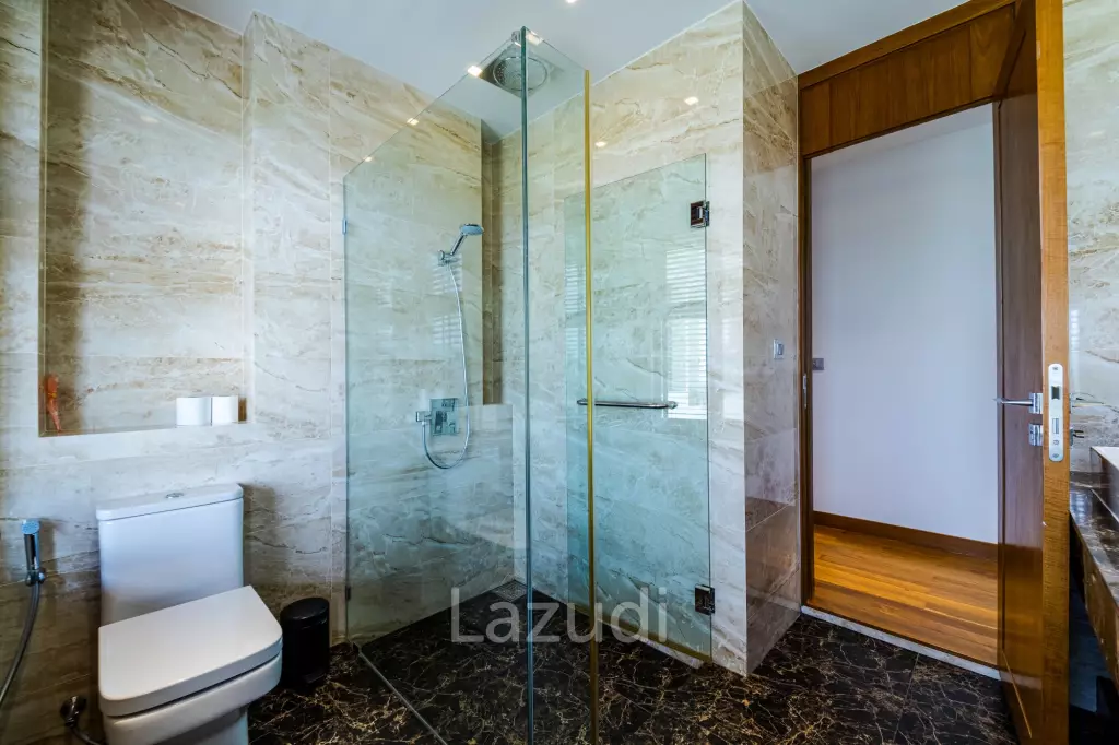 Black Mountain Golf Course: 5 Bedroom Luxury Mansion