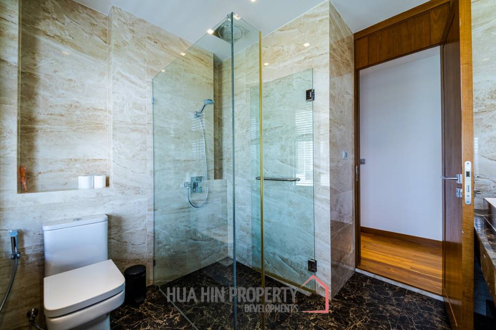 Black Mountain Golf Course : 5 Bedroom Luxury Mansion