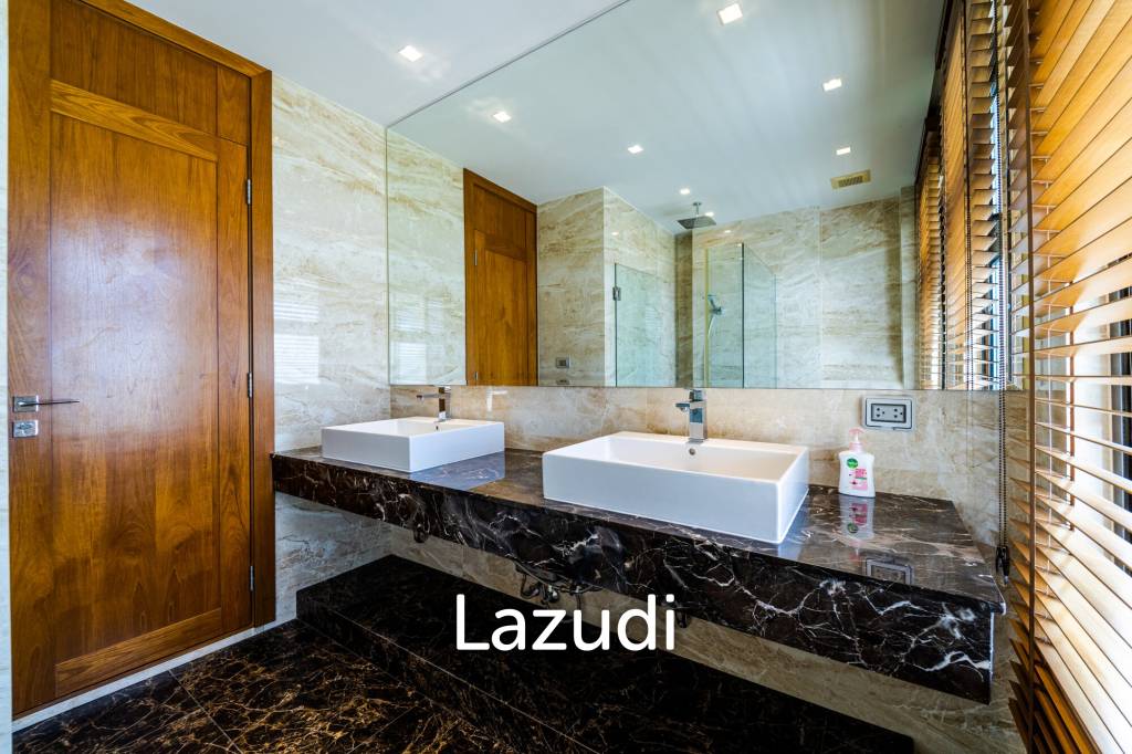 Black Mountain Golf Course: 5 Bedroom Luxury Mansion