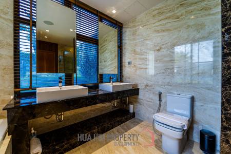 Black Mountain Golf Course : 5 Bedroom Luxury Mansion
