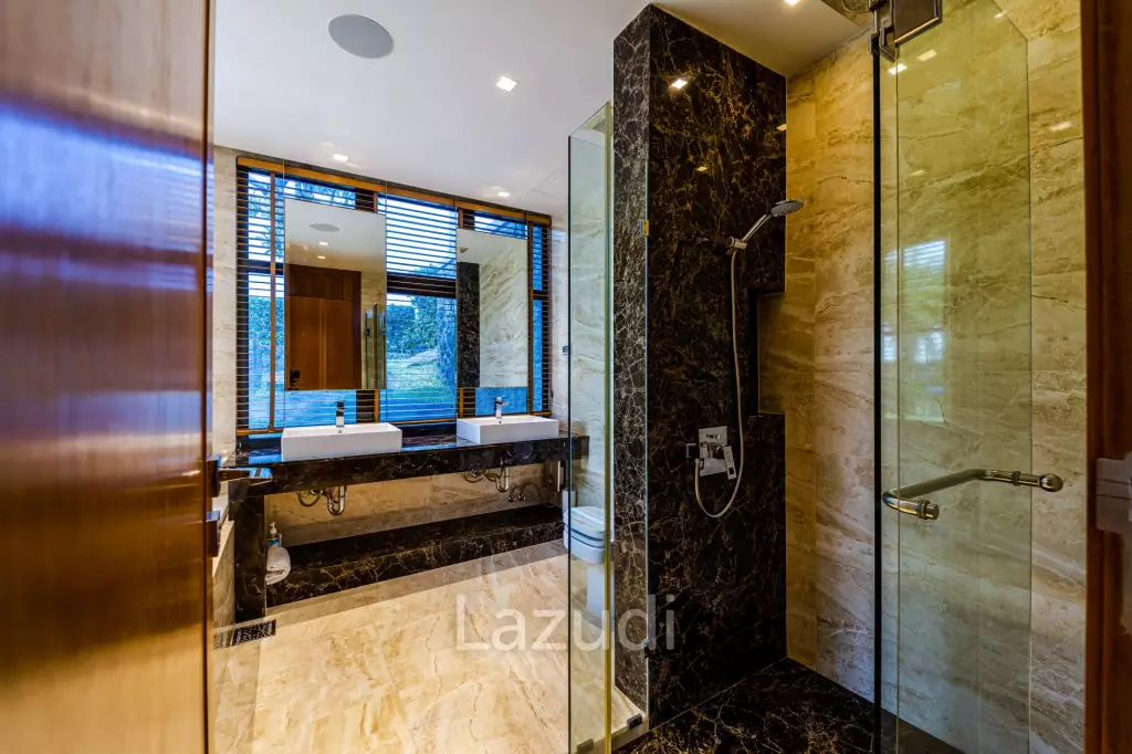 Black Mountain Golf Course: 5 Bedroom Luxury Mansion