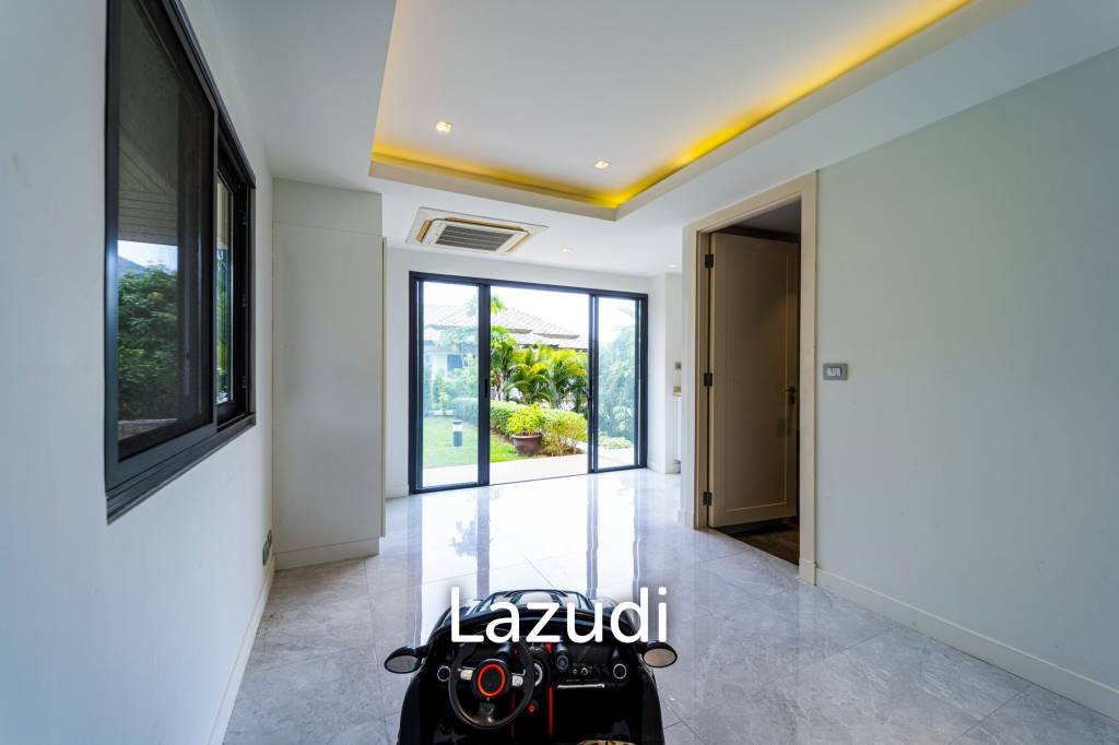 Black Mountain Golf Course: 5 Bedroom Luxury Mansion