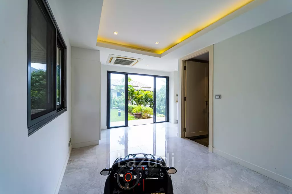 Black Mountain Golf Course: 5 Bedroom Luxury Mansion
