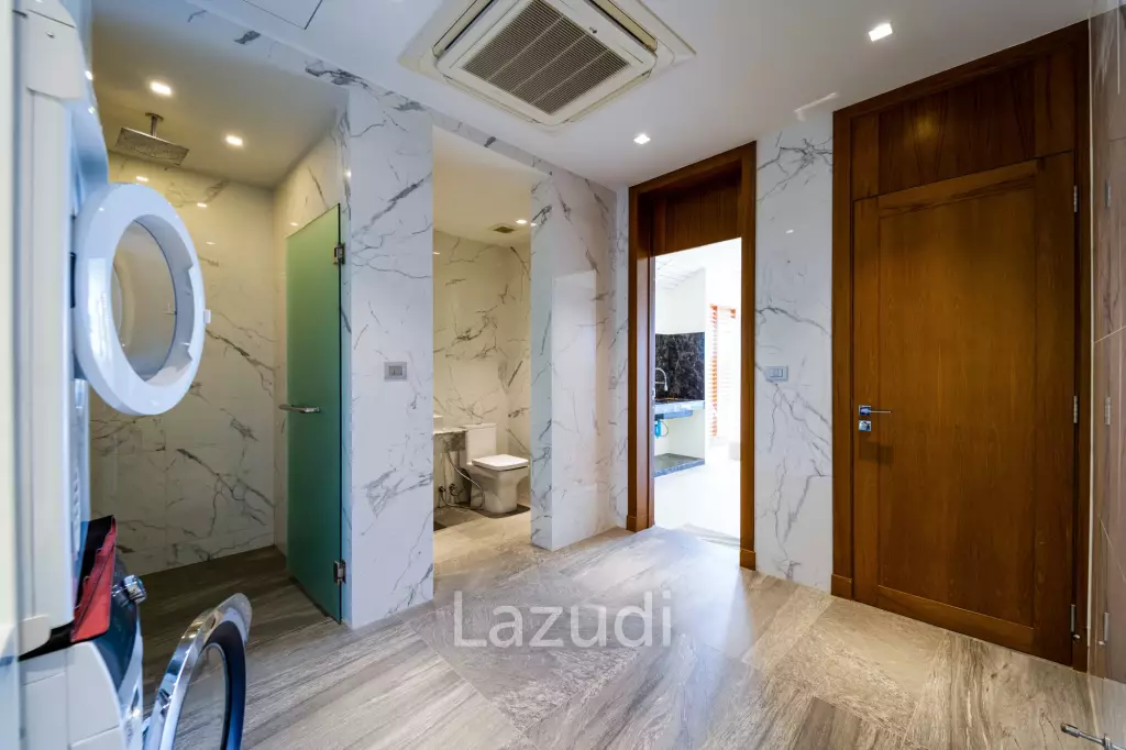Black Mountain Golf Course: 5 Bedroom Luxury Mansion