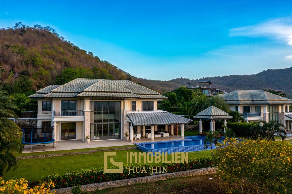 Black Mountain Golf Course : 5 Bedroom Luxury Mansion