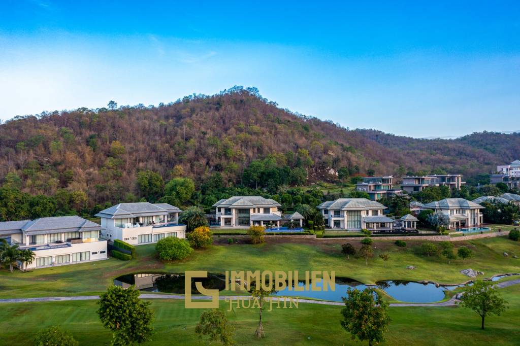 Black Mountain Golf Course : 5 Bedroom Luxury Mansion