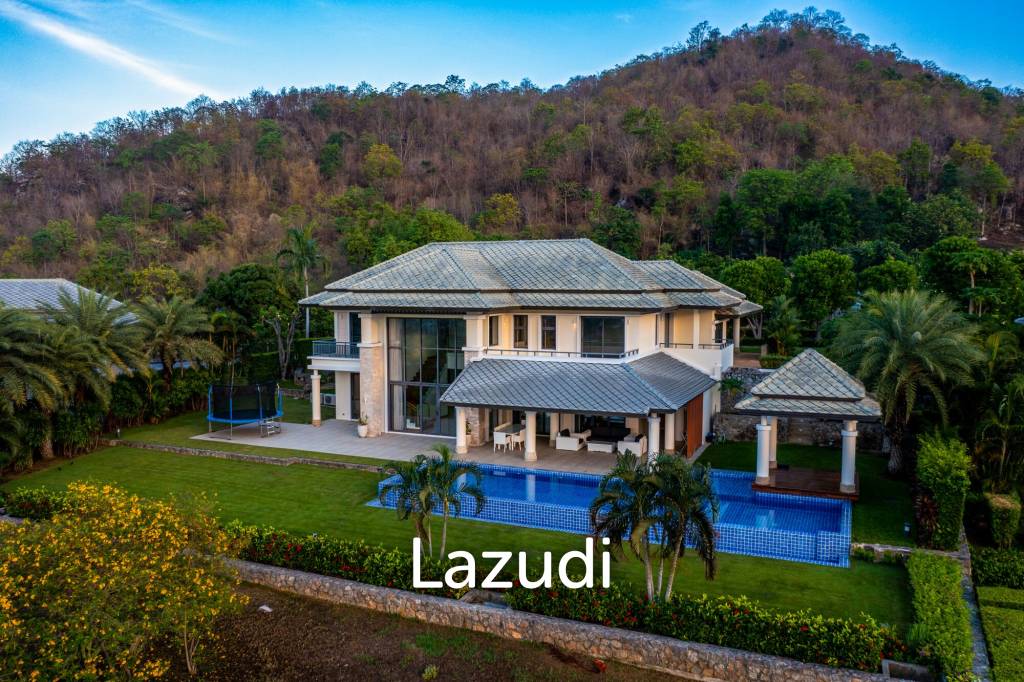 Black Mountain Golf Course: 5 Bedroom Luxury Mansion