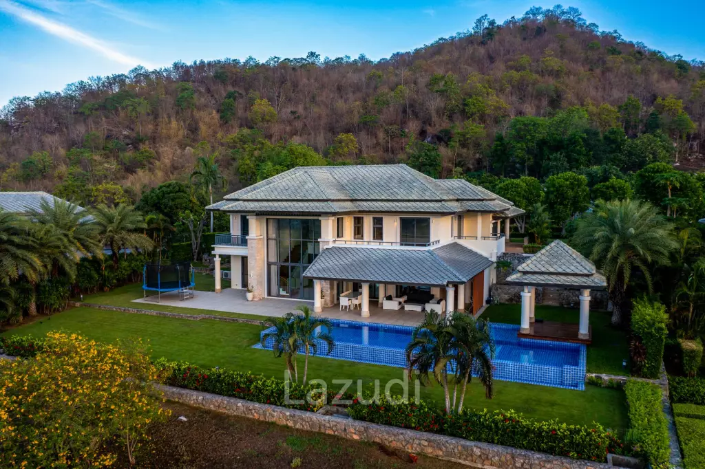 Black Mountain Golf Course: 5 Bedroom Luxury Mansion