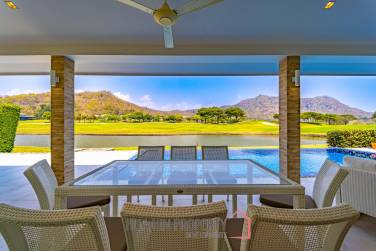Black Mountain: Renovated 3 Bedroom Luxury Villa