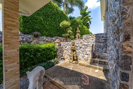 Black Mountain: Renovated 3 Bedroom Luxury Villa