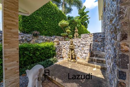 Black Mountain: Renovated 3 Bedroom Luxury Villa