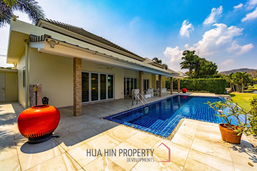 Black Mountain: Renovated 3 Bedroom Luxury Villa