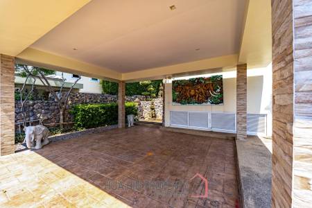 Black Mountain: Renovated 3 Bedroom Luxury Villa
