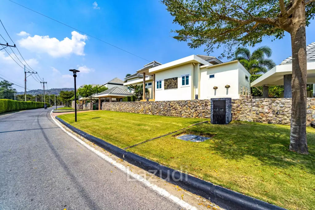 Black Mountain: Renovated 3 Bedroom Luxury Villa