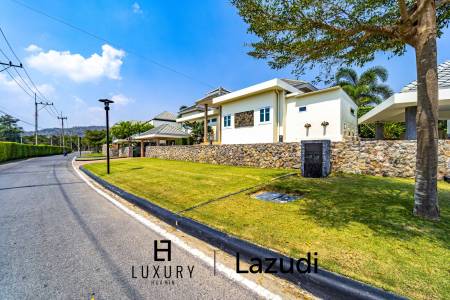 Black Mountain: Renovated 3 Bedroom Luxury Villa