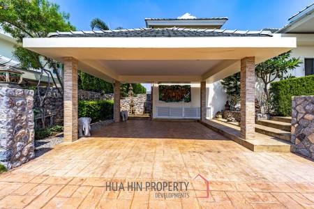 Black Mountain: Renovated 3 Bedroom Luxury Villa