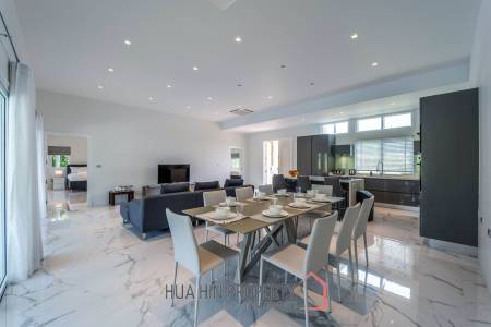 Black Mountain: Renovated 3 Bedroom Luxury Villa
