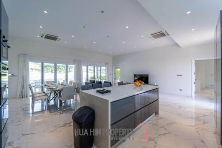 Black Mountain: Renovated 3 Bedroom Luxury Villa