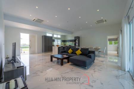 Black Mountain: Renovated 3 Bedroom Luxury Villa