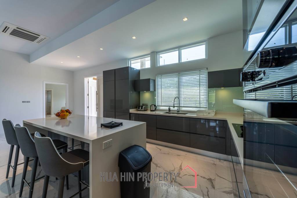 Black Mountain: Renovated 3 Bedroom Luxury Villa