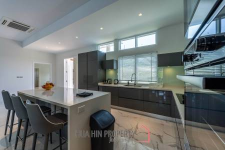 Black Mountain: Renovated 3 Bedroom Luxury Villa