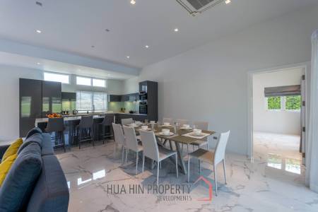 Black Mountain: Renovated 3 Bedroom Luxury Villa