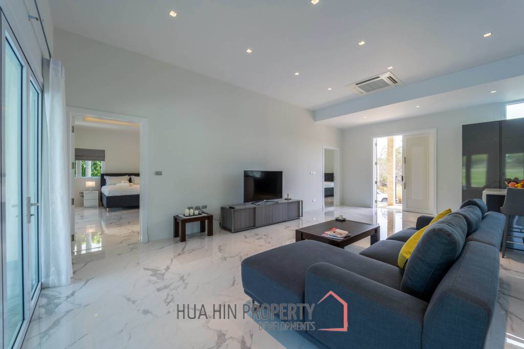 Black Mountain: Renovated 3 Bedroom Luxury Villa